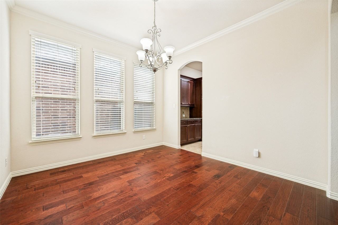 10809 Grecian Dr - Photo 3 of 12