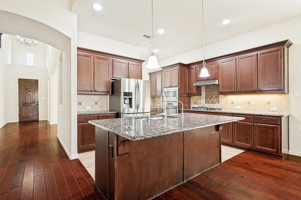 10809 Grecian Dr - Photo 5 of 12