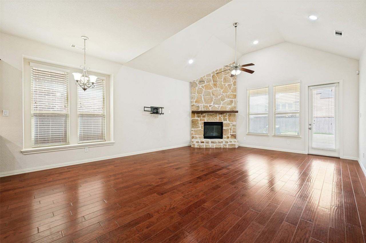 10809 Grecian Dr - Photo 6 of 12