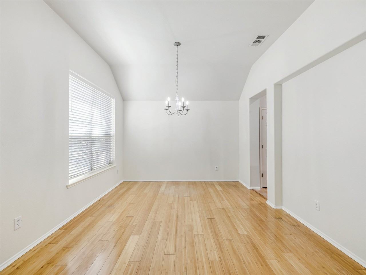 414 Dartmoor Dr - Photo 3 of 33