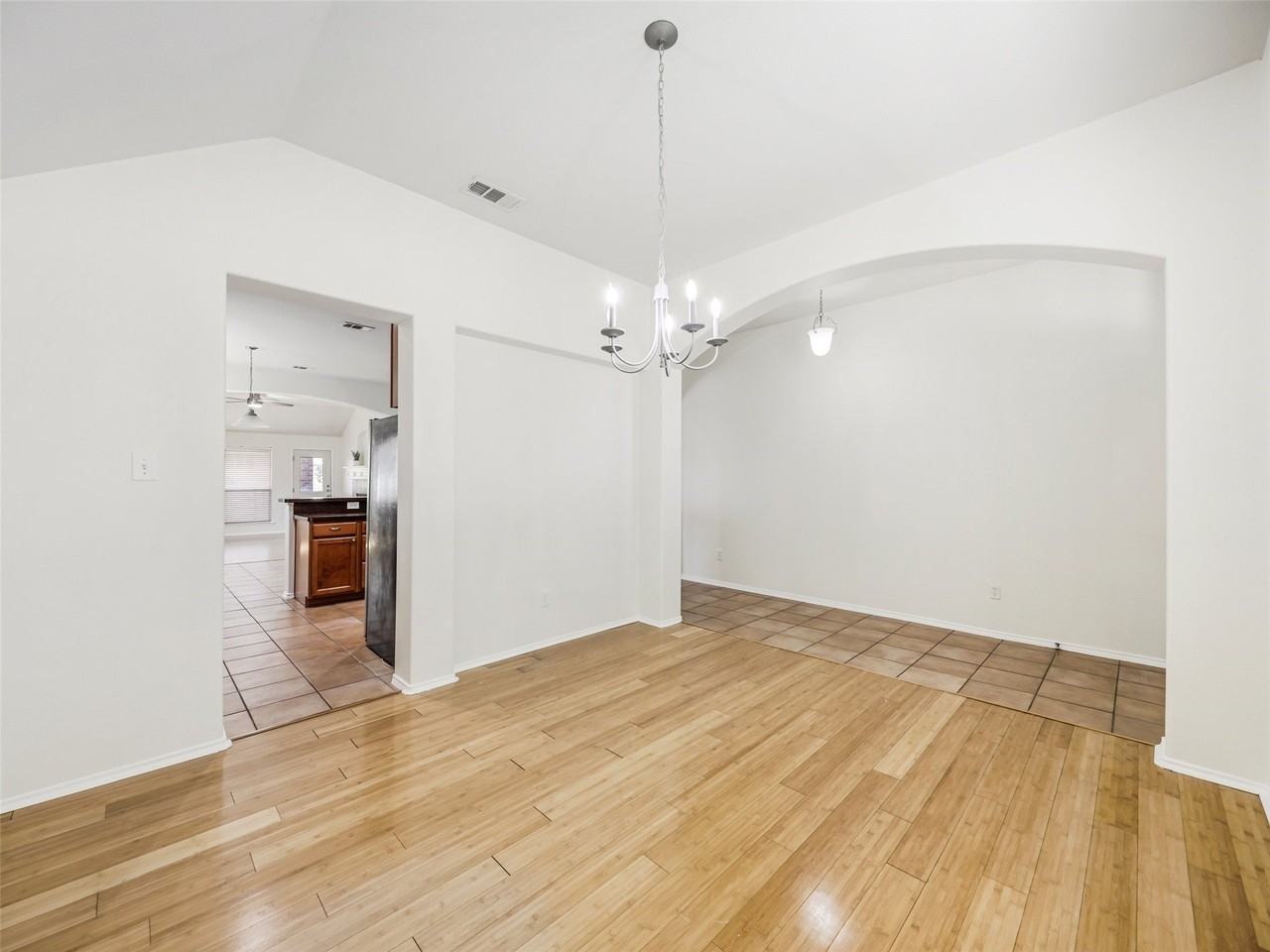414 Dartmoor Dr - Photo 4 of 33