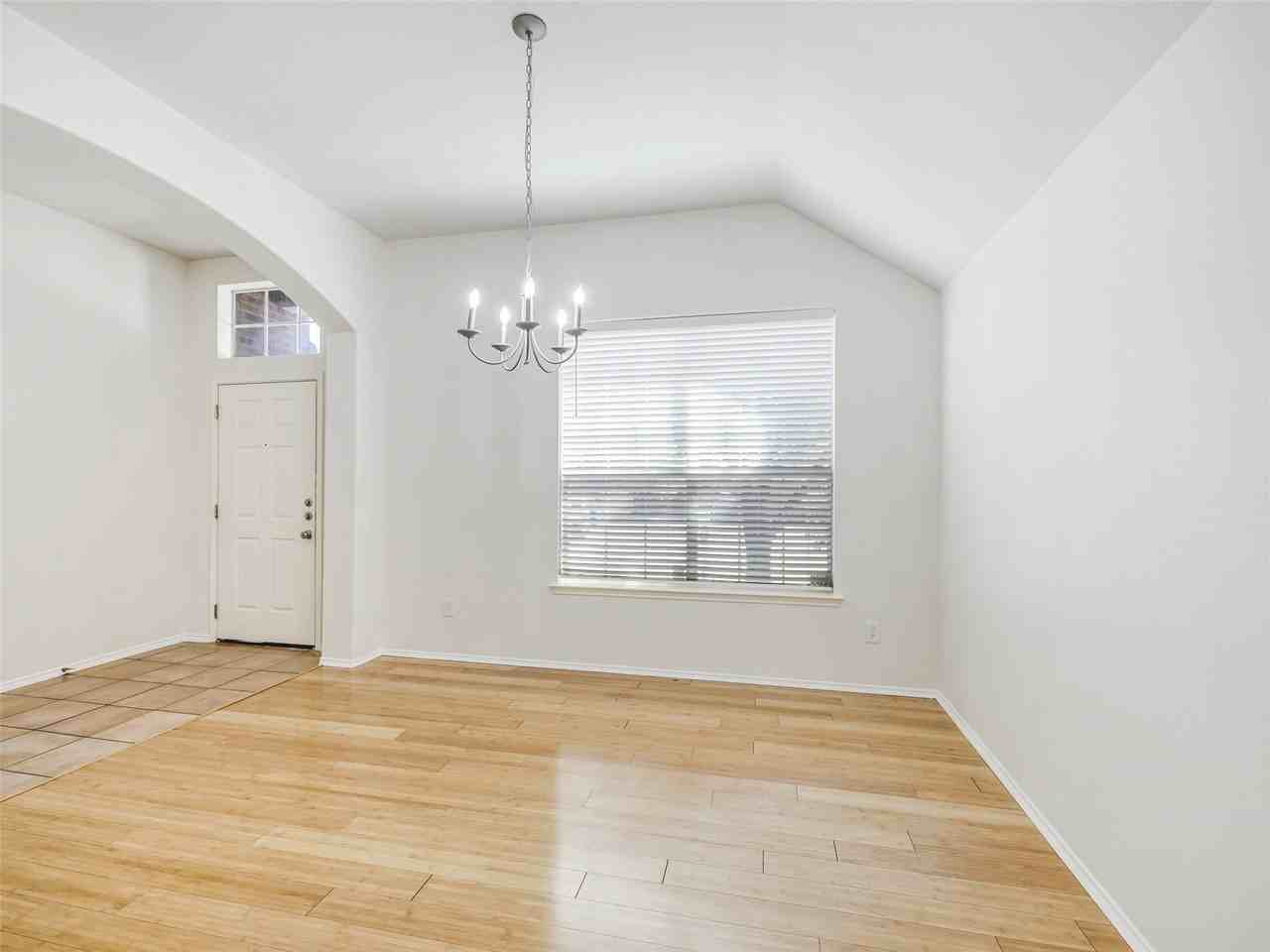 414 Dartmoor Dr - Photo 5 of 33