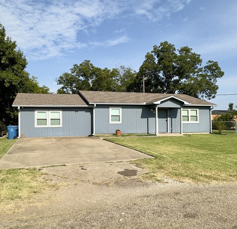 411 Mill St - Photo 2 of 18