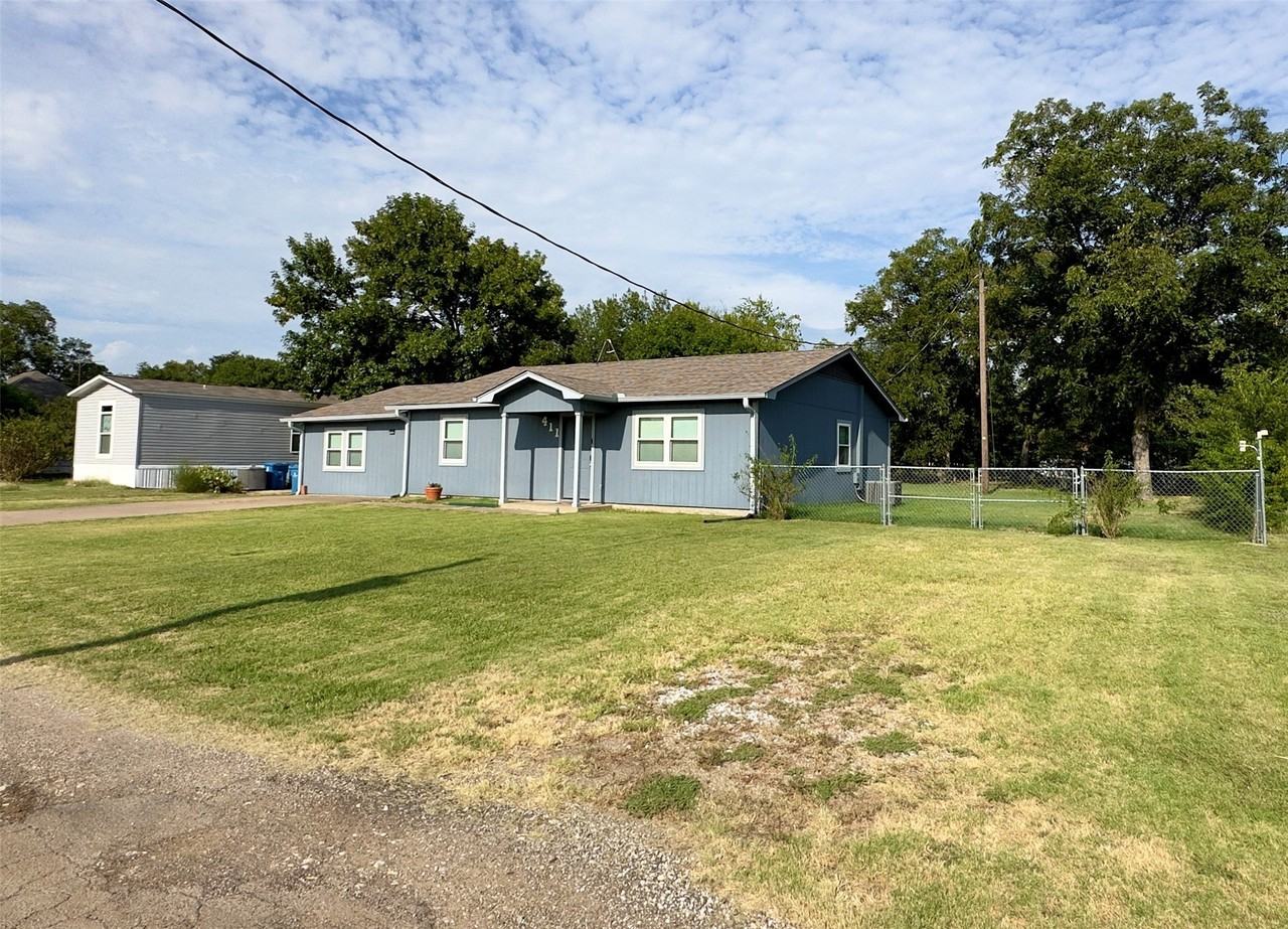 411 Mill St - Photo 4 of 18
