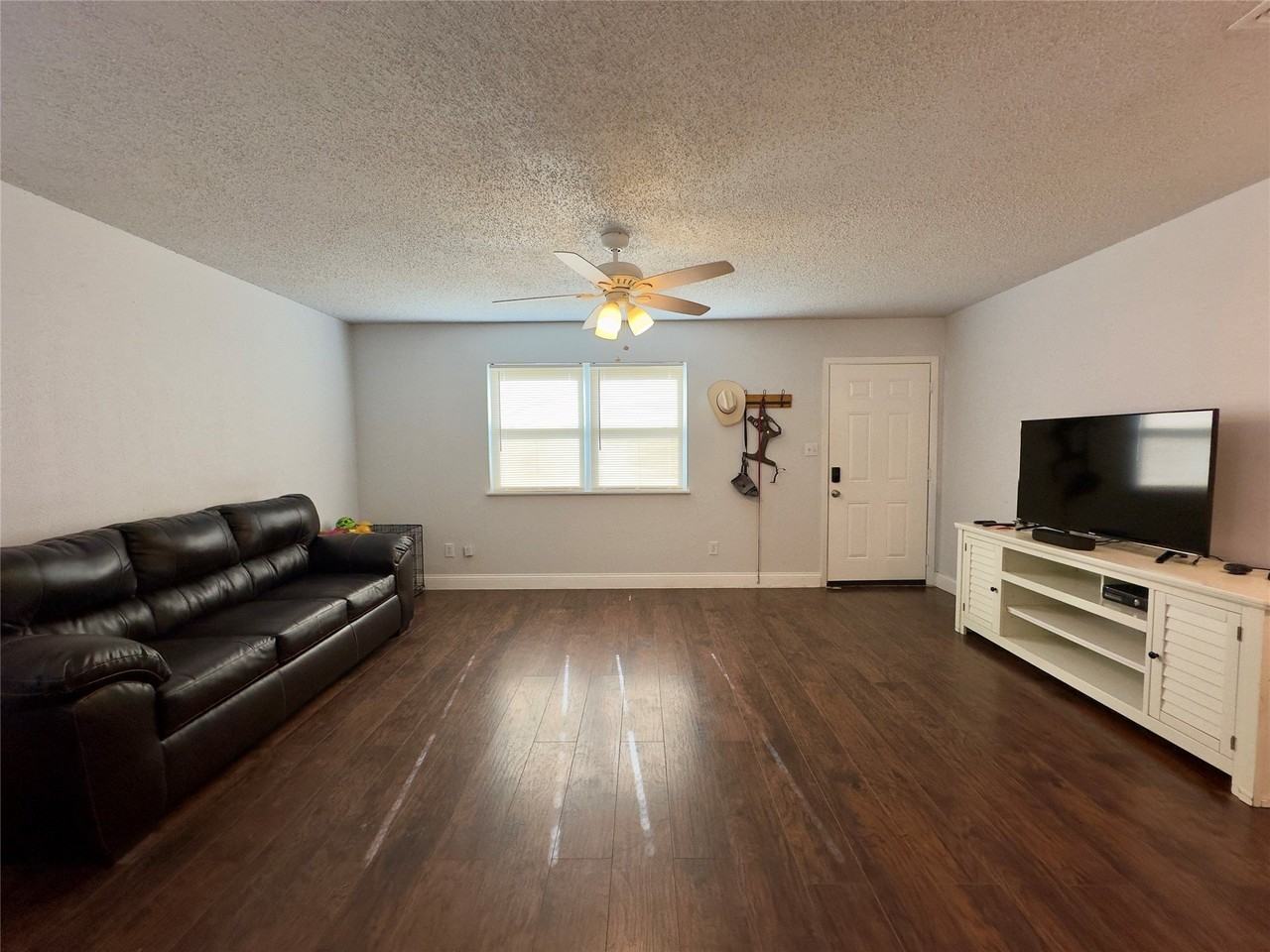 411 Mill St - Photo 5 of 18