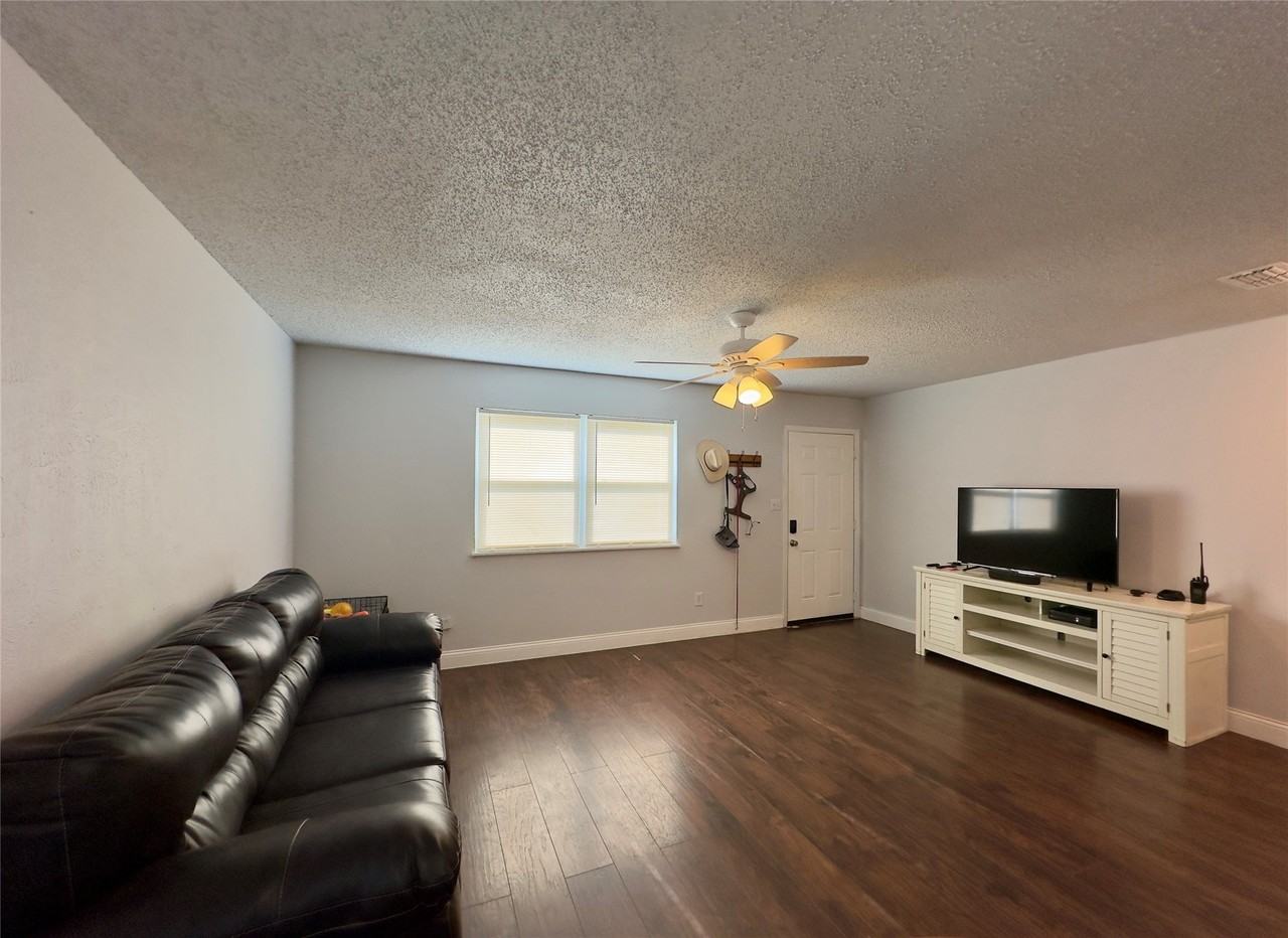 411 Mill St - Photo 6 of 18