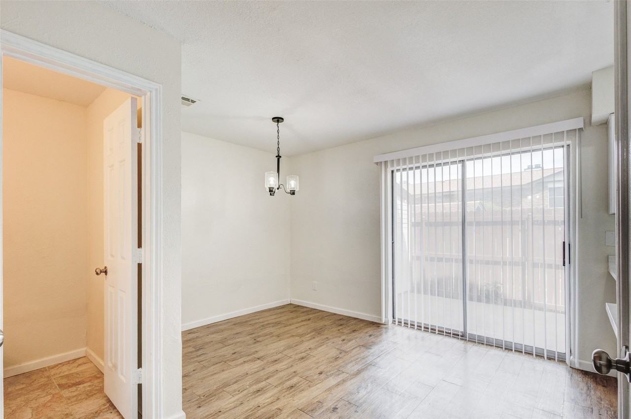 910 Cedar Ter #910 - Photo 4 of 28