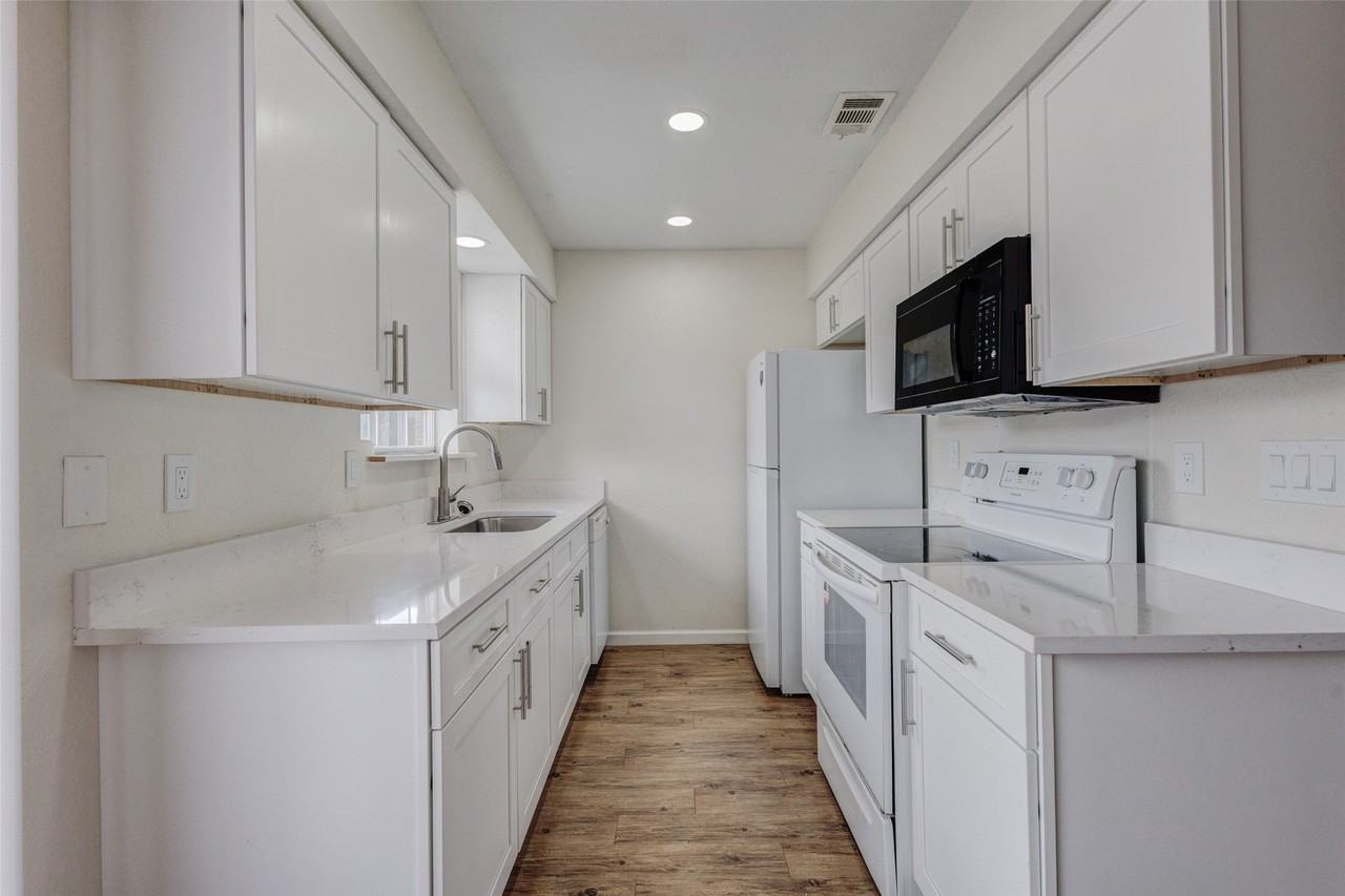 910 Cedar Ter #910 - Photo 7 of 28