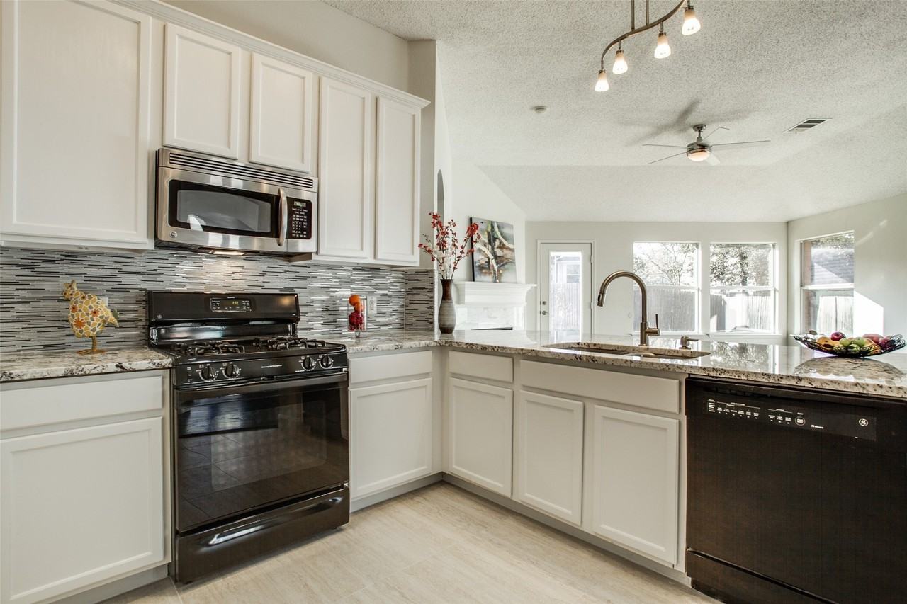 3708 Villanova Dr - Photo 4 of 20