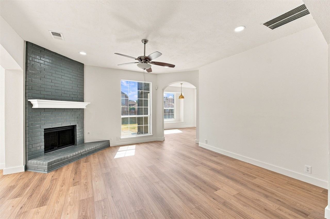 2124 Newport Dr - Photo 4 of 26