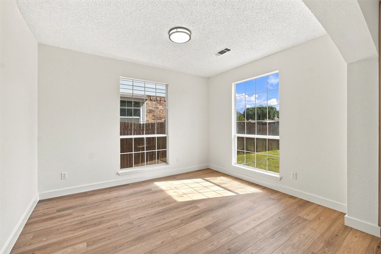2124 Newport Dr - Photo 6 of 26
