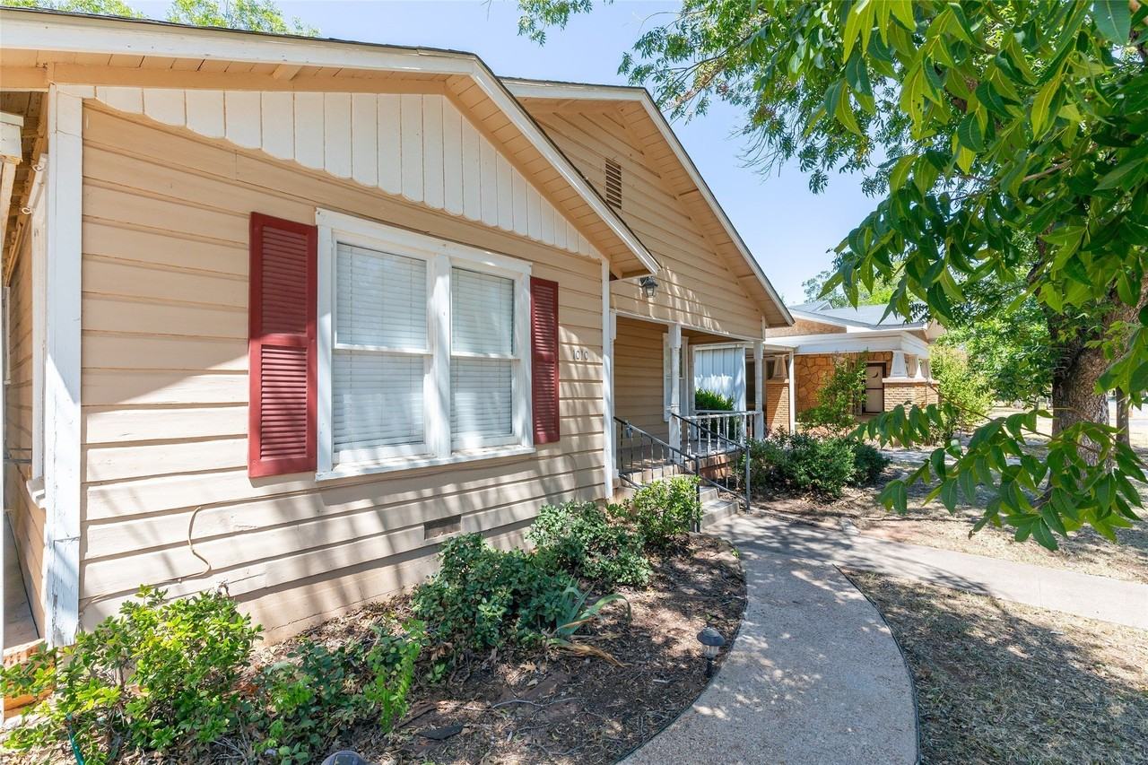 1010 Albany St - Photo 4 of 22