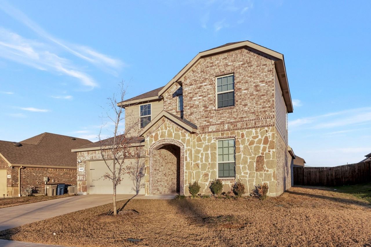 1007 Hitchin Post Way - Photo 2 of 30