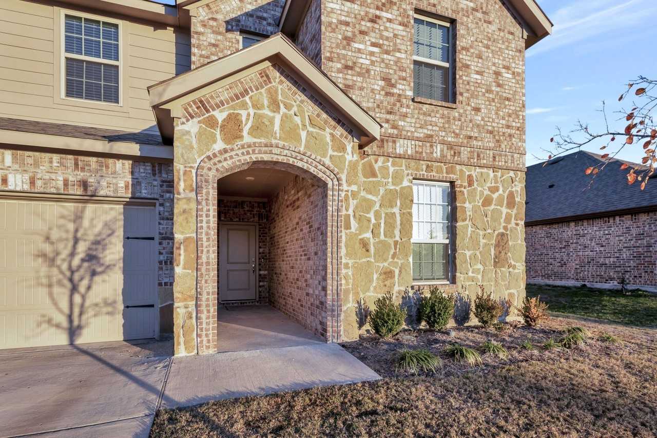 1007 Hitchin Post Way - Photo 3 of 30