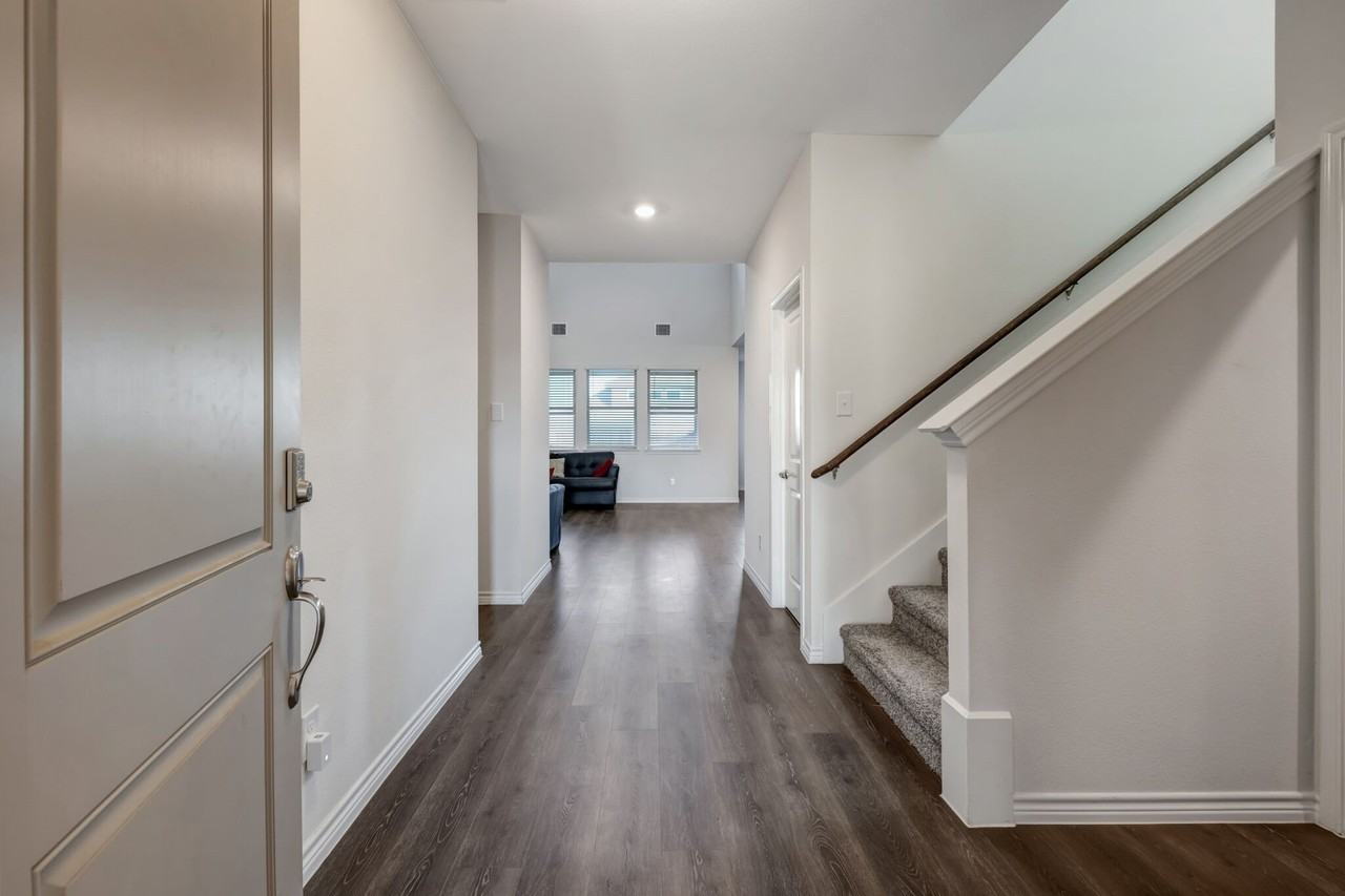 1007 Hitchin Post Way - Photo 4 of 30