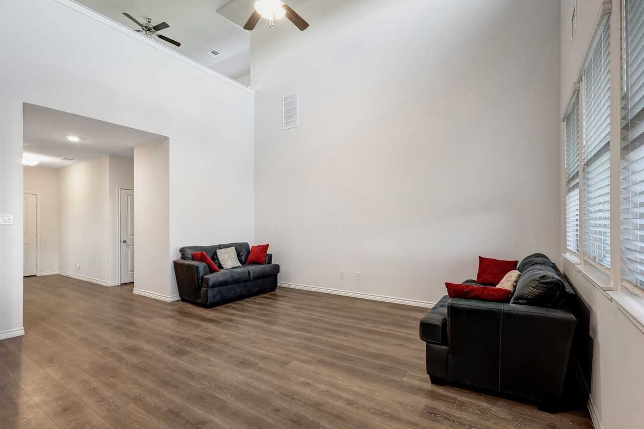 1007 Hitchin Post Way - Photo 7 of 30
