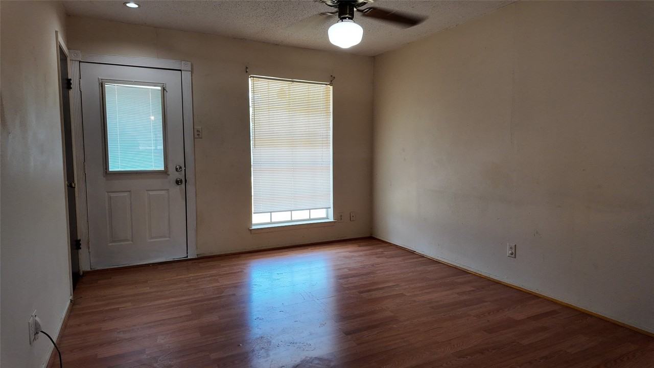 813 Waikiki Dr - Photo 3 of 25