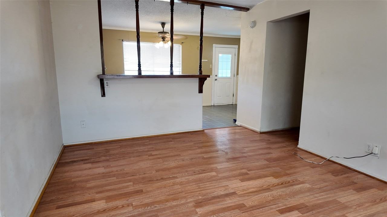 813 Waikiki Dr - Photo 4 of 25