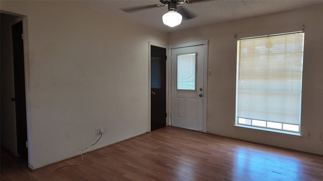 813 Waikiki Dr - Photo 5 of 25