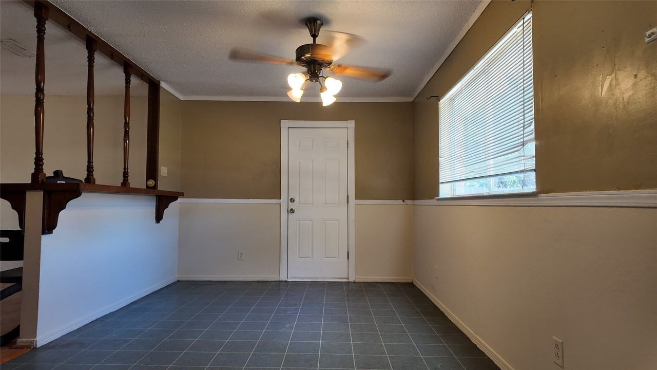 813 Waikiki Dr - Photo 6 of 25