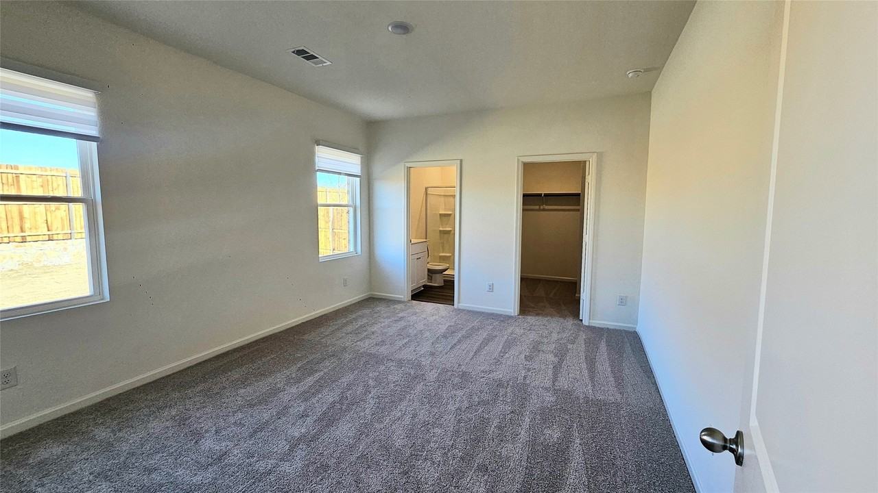 2105 Burnwood St - Photo 3 of 12