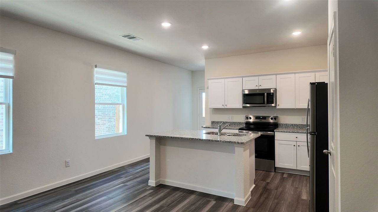2105 Burnwood St - Photo 4 of 12
