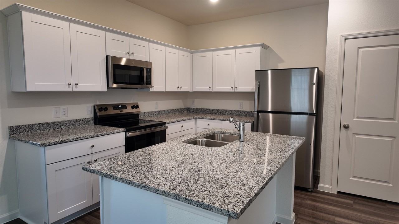 2105 Burnwood St - Photo 5 of 12