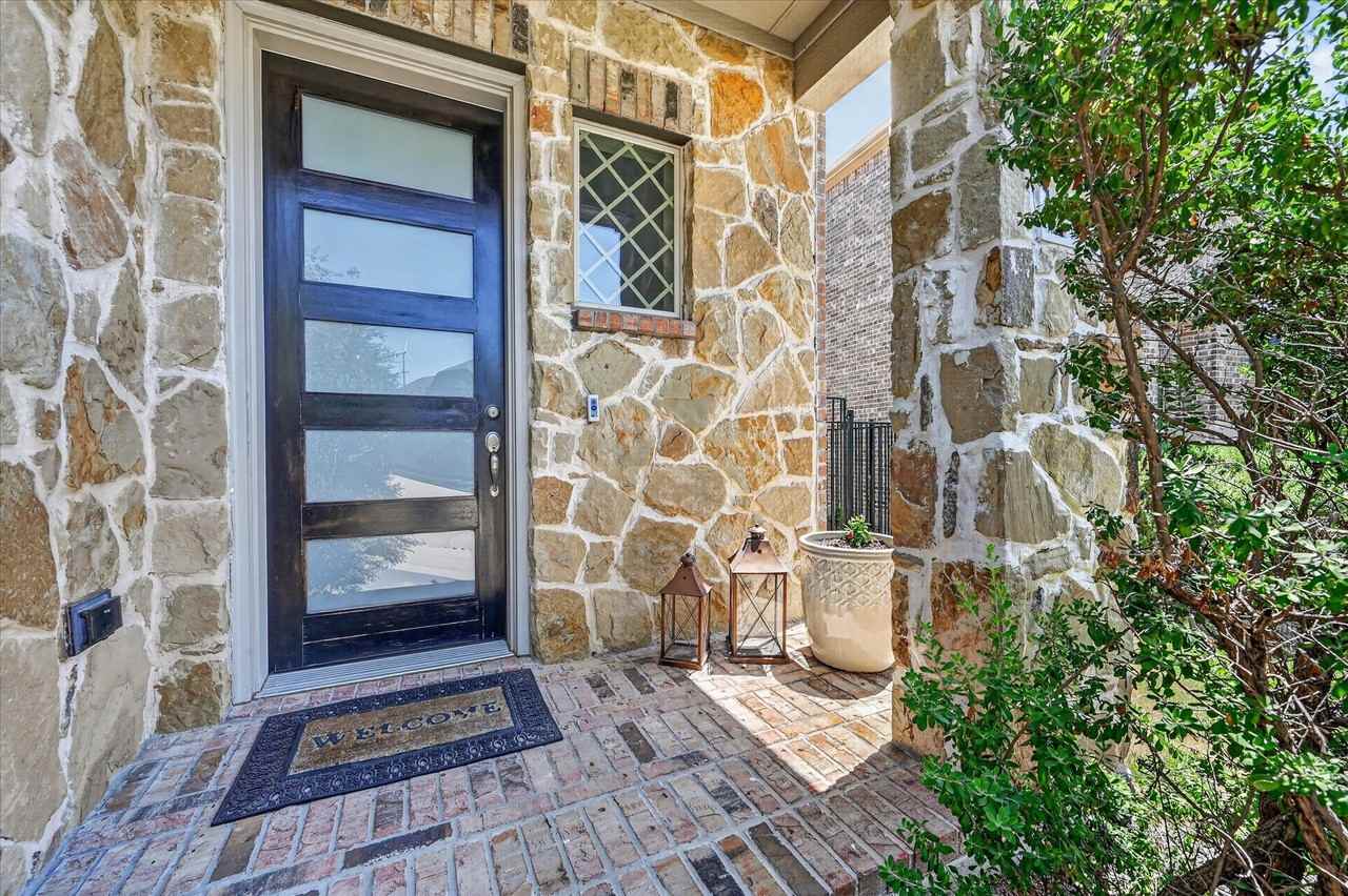 1381 Elaine Dr - Photo 3 of 31