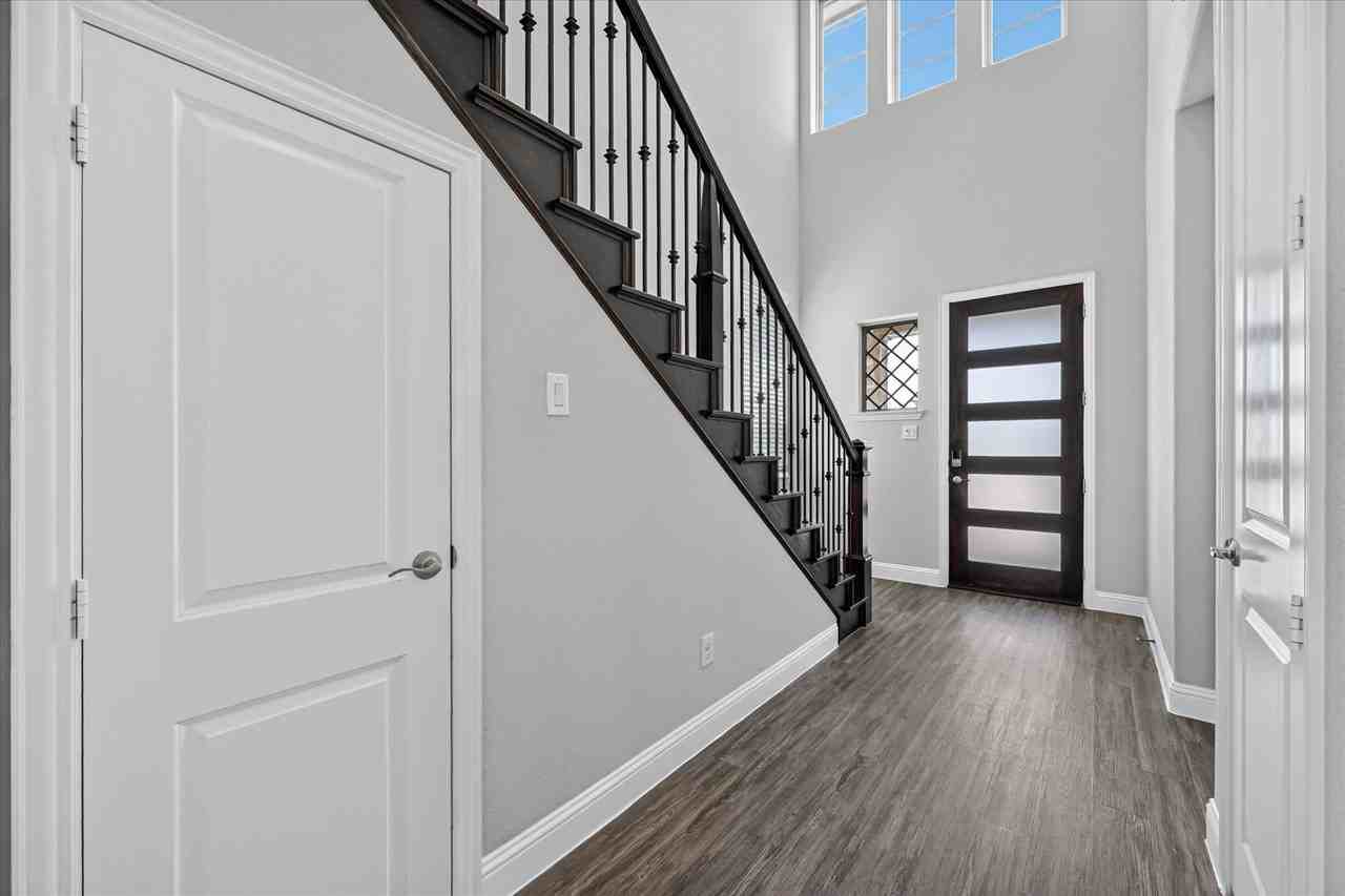 1381 Elaine Dr - Photo 4 of 31