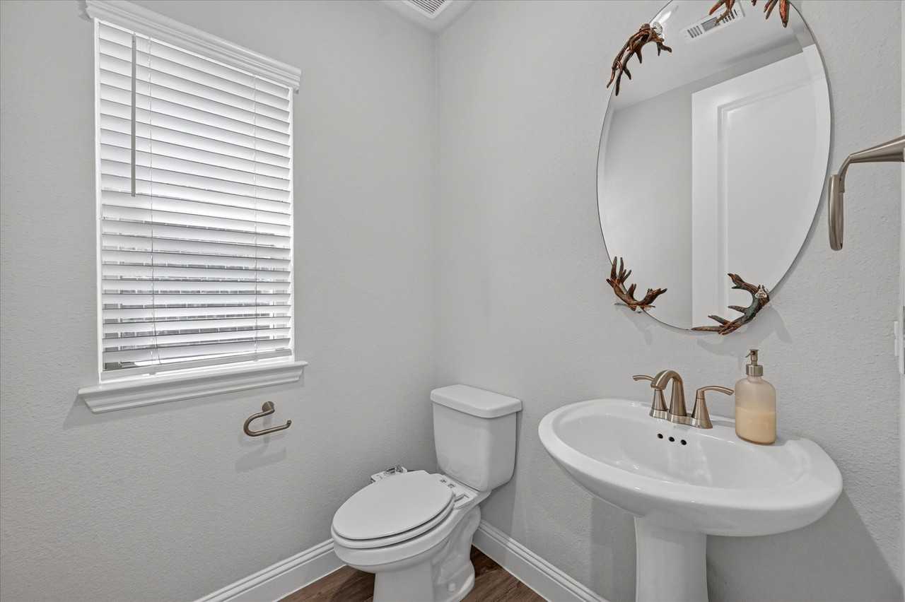 1381 Elaine Dr - Photo 5 of 31