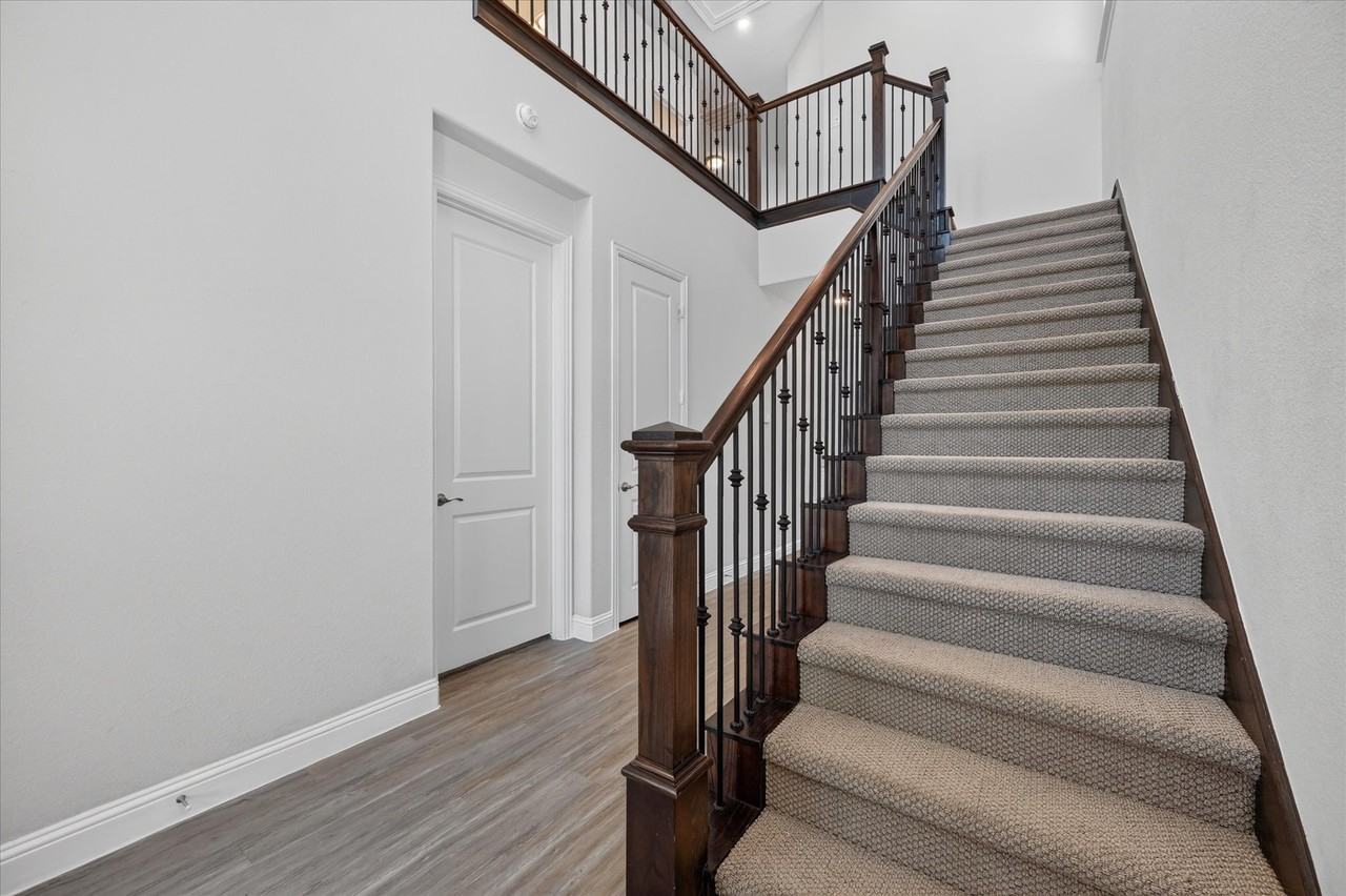 1381 Elaine Dr - Photo 6 of 31