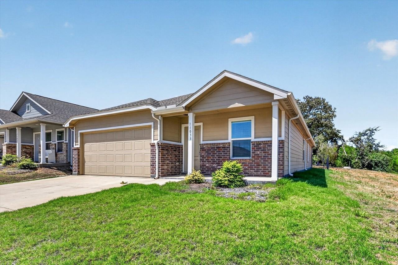 11033 Triple Crown Ct - Photo 2 of 31