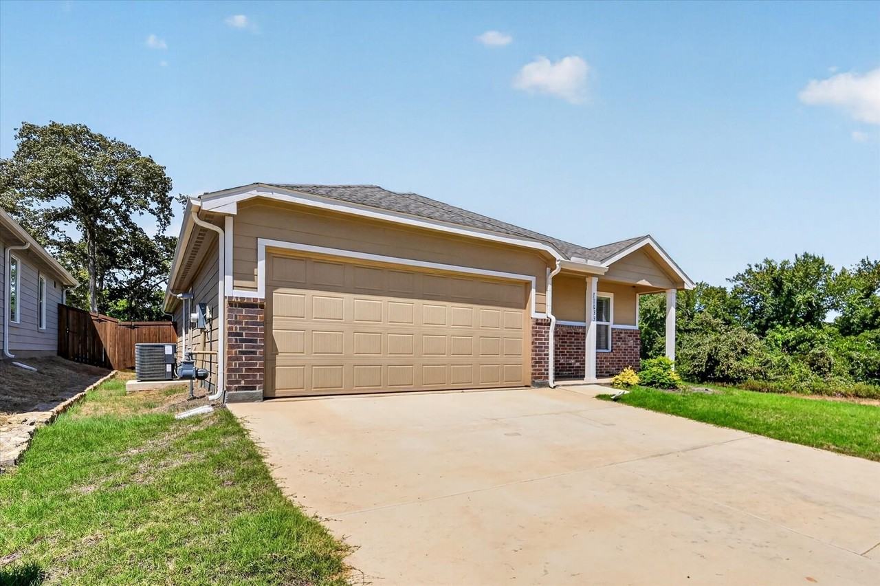 11033 Triple Crown Ct - Photo 3 of 31