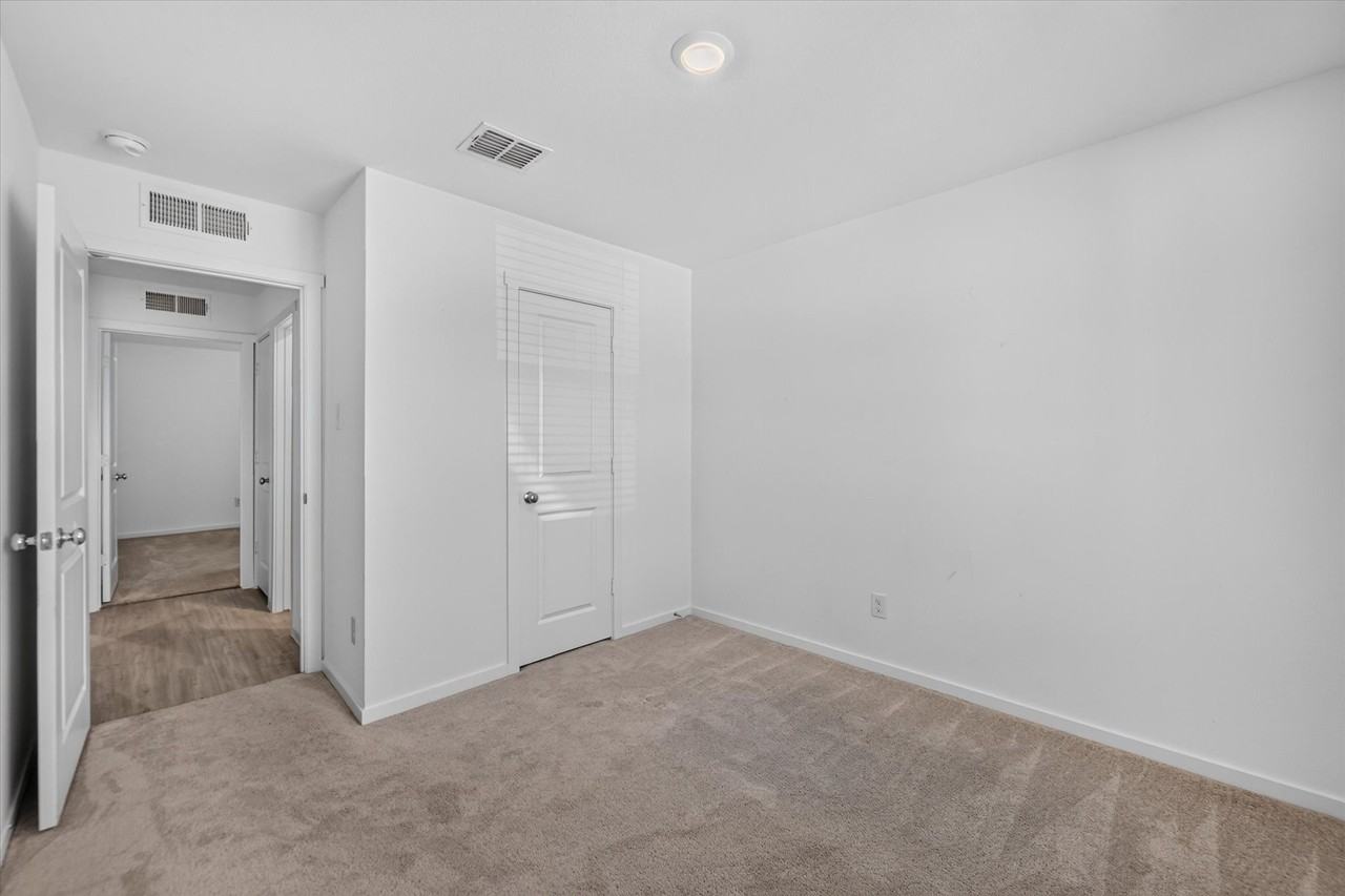 11033 Triple Crown Ct - Photo 5 of 31