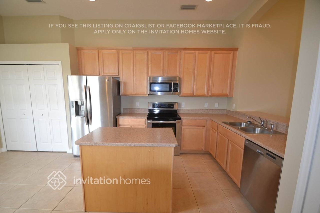 562 Coral Trace Blvd - Photo 4 of 10