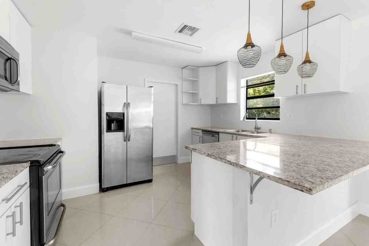 477 Ne 35th St - Photo 3 of 21