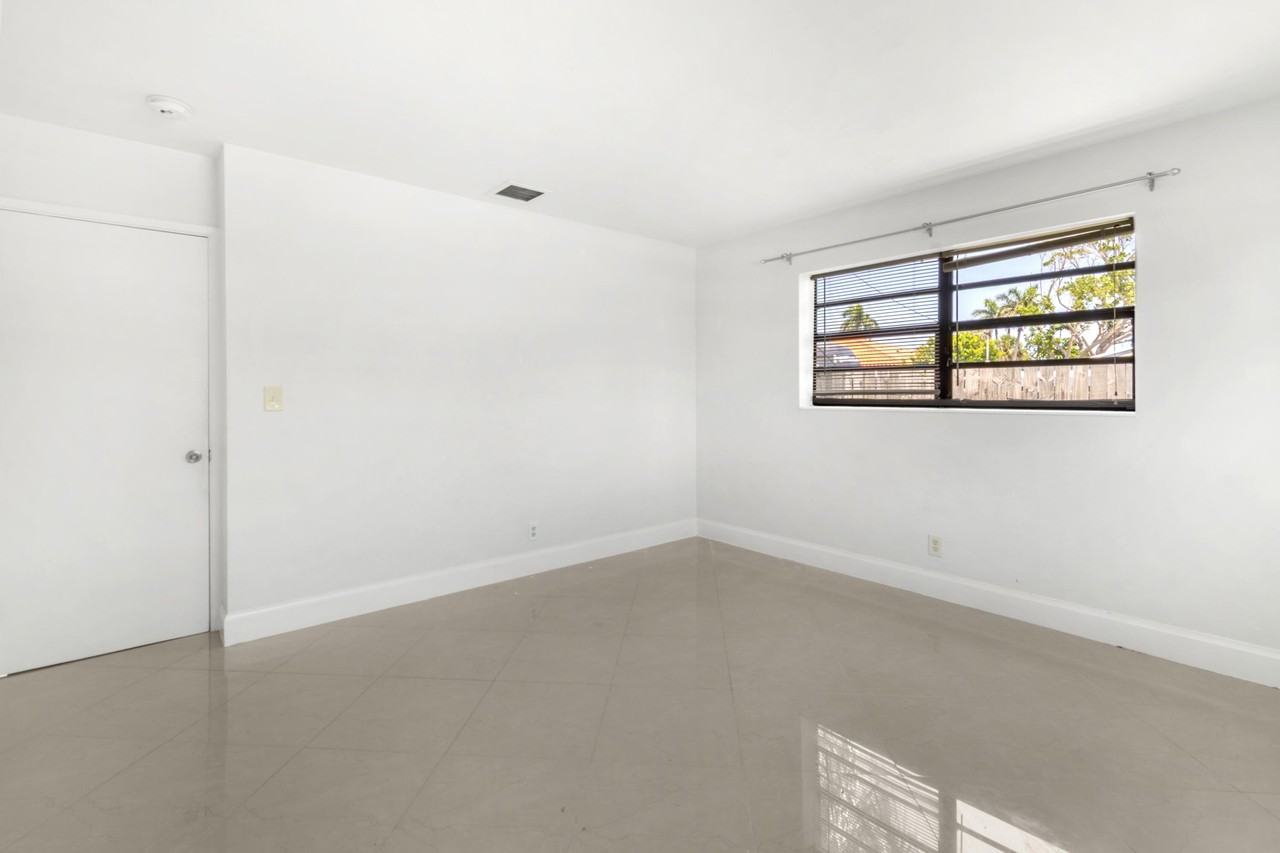 477 Ne 35th St - Photo 4 of 21