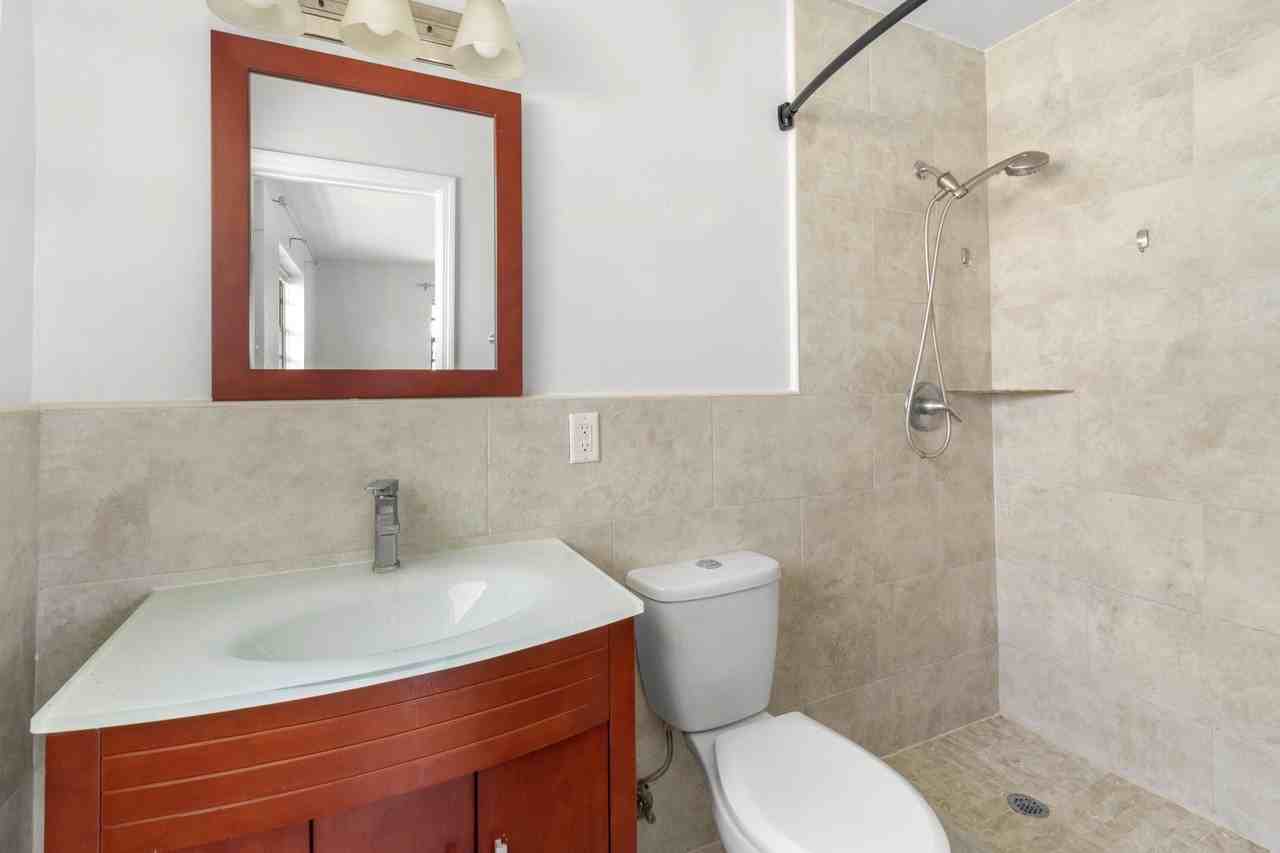 477 Ne 35th St - Photo 5 of 21