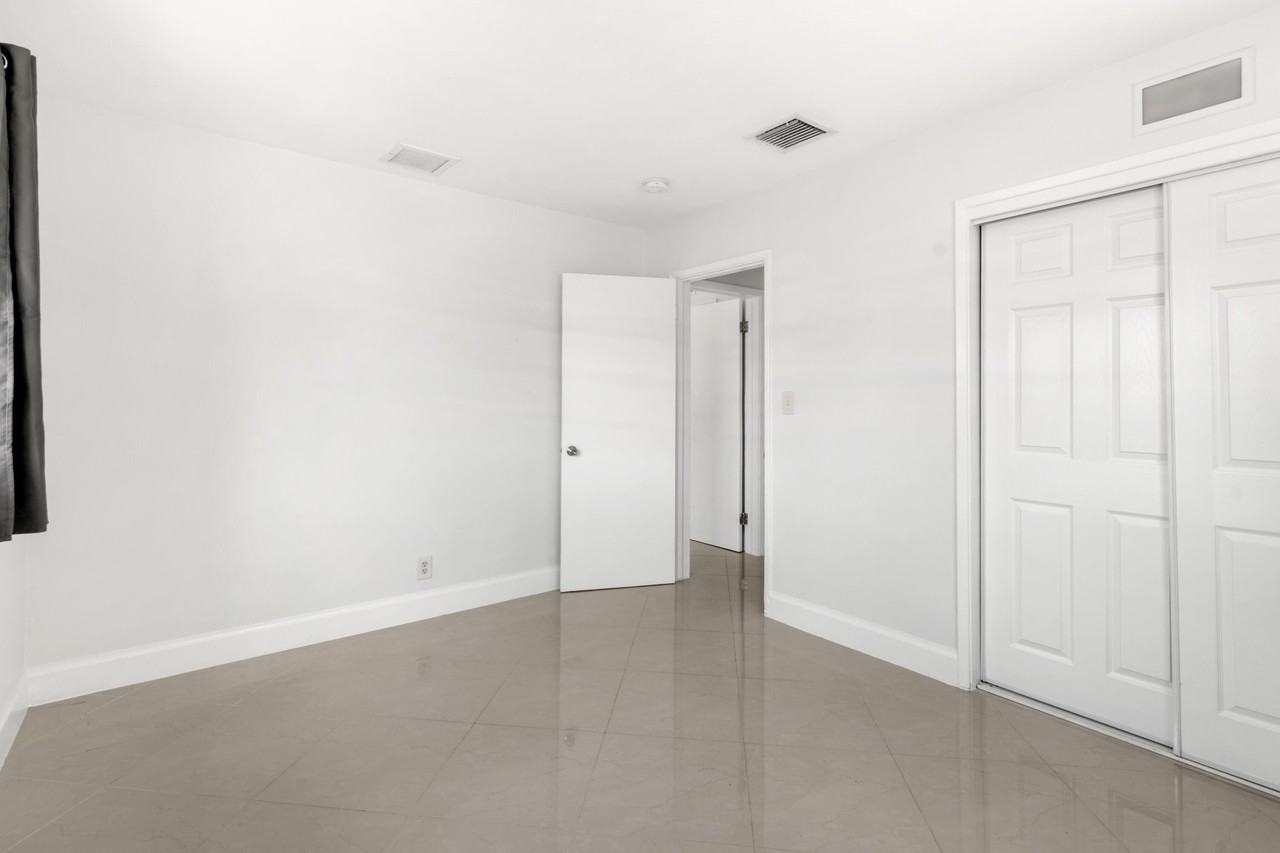 477 Ne 35th St - Photo 6 of 21