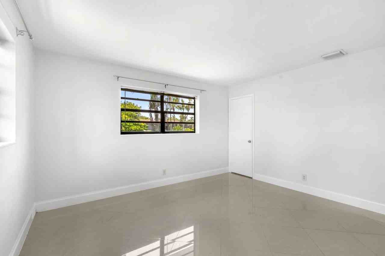 477 Ne 35th St - Photo 7 of 21