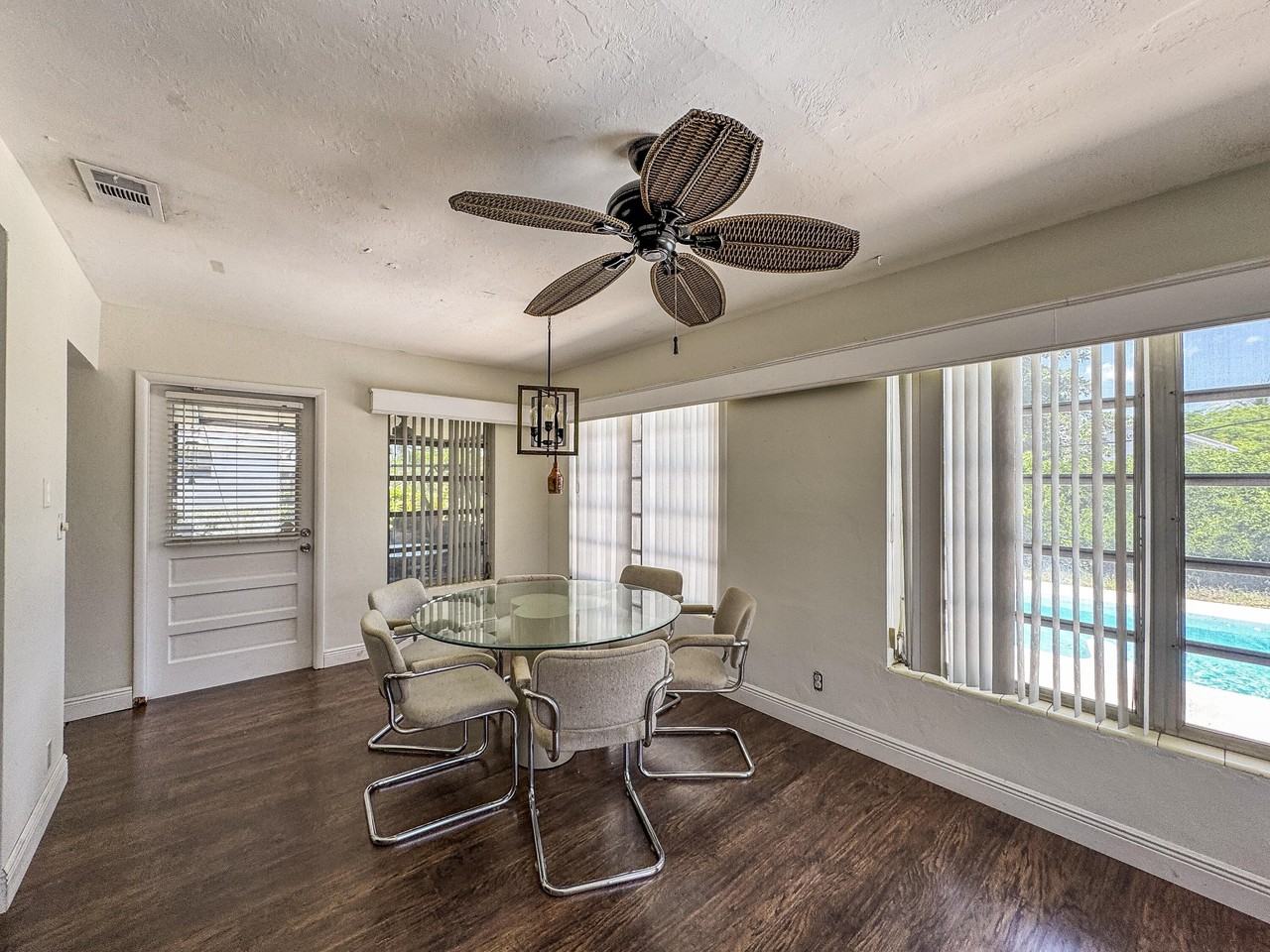 1326 Lake Erie Dr - Photo 4 of 15