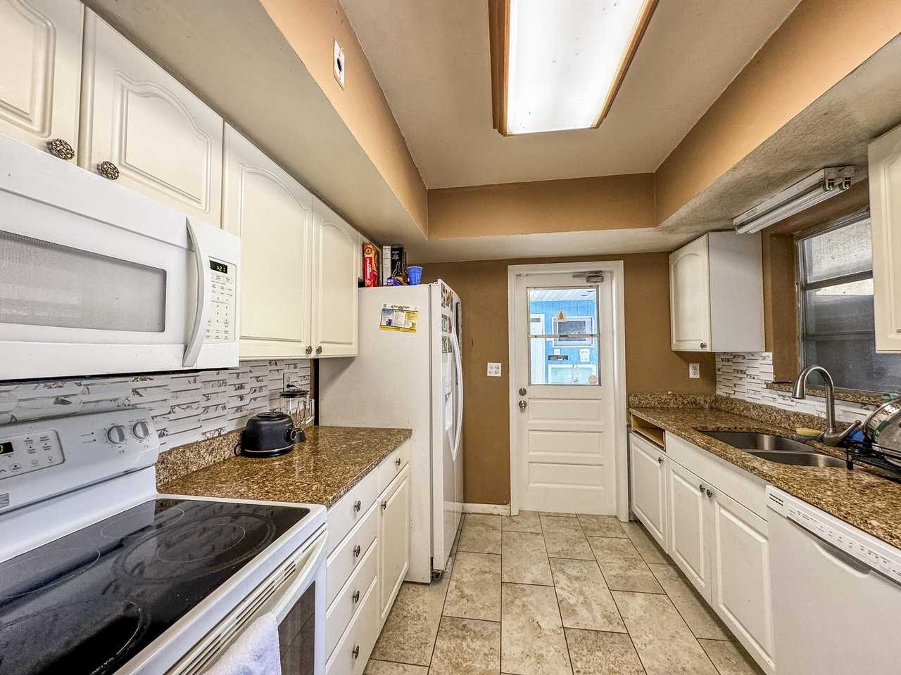 1326 Lake Erie Dr - Photo 6 of 15
