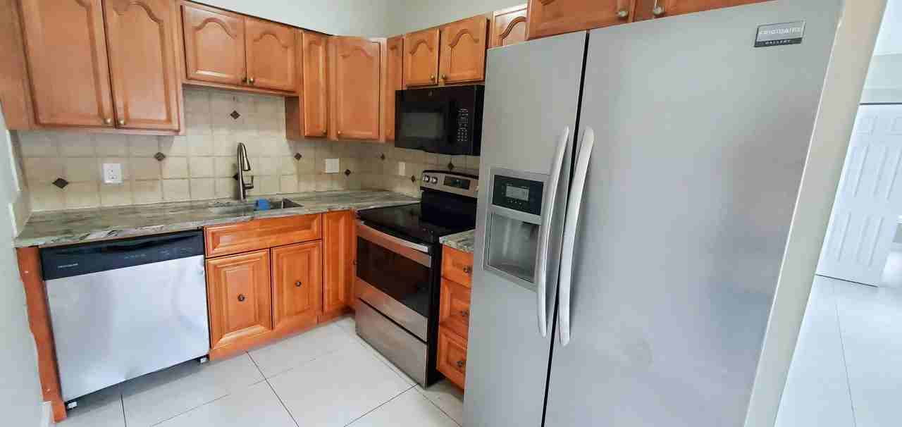 4398 Ne 15th Ter - Photo 3 of 6