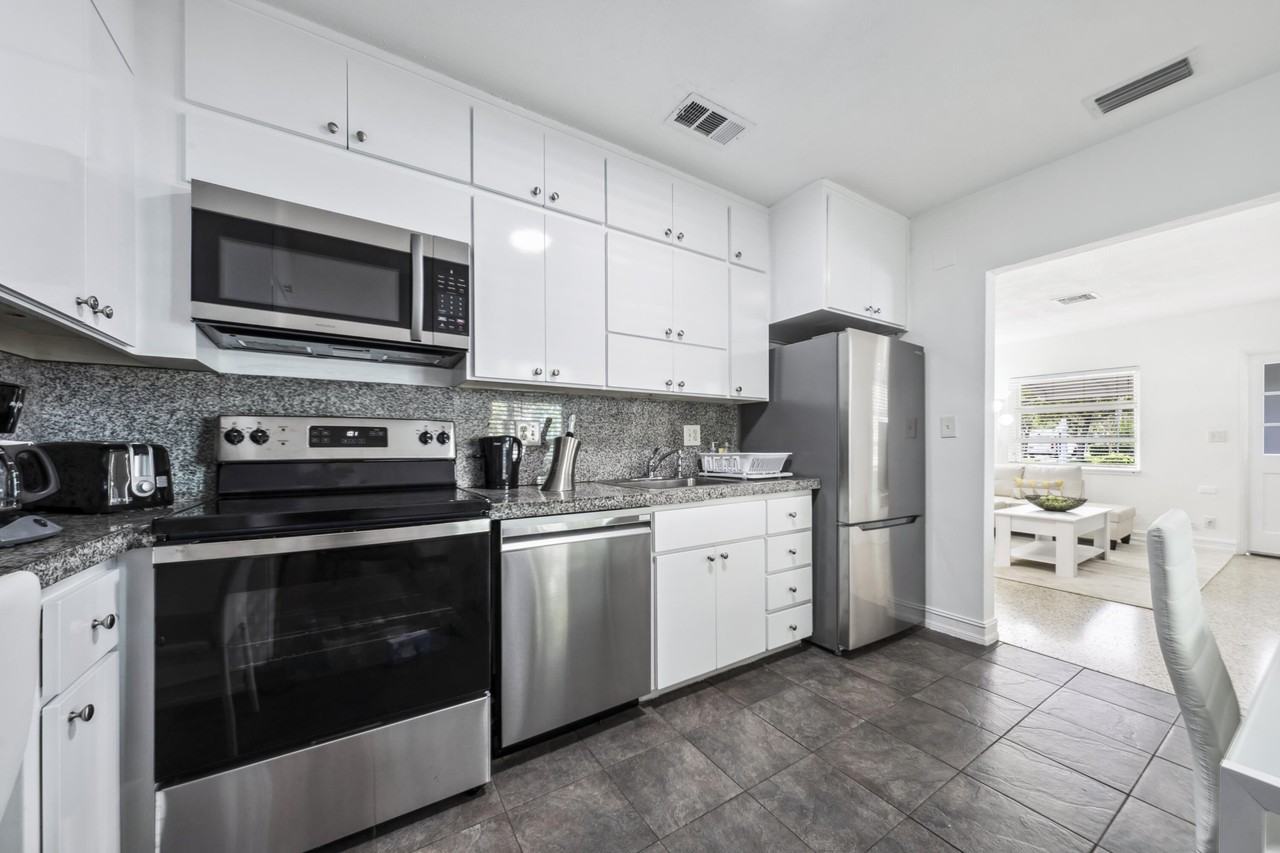1420 Miami Rd #C - Photo 7 of 16