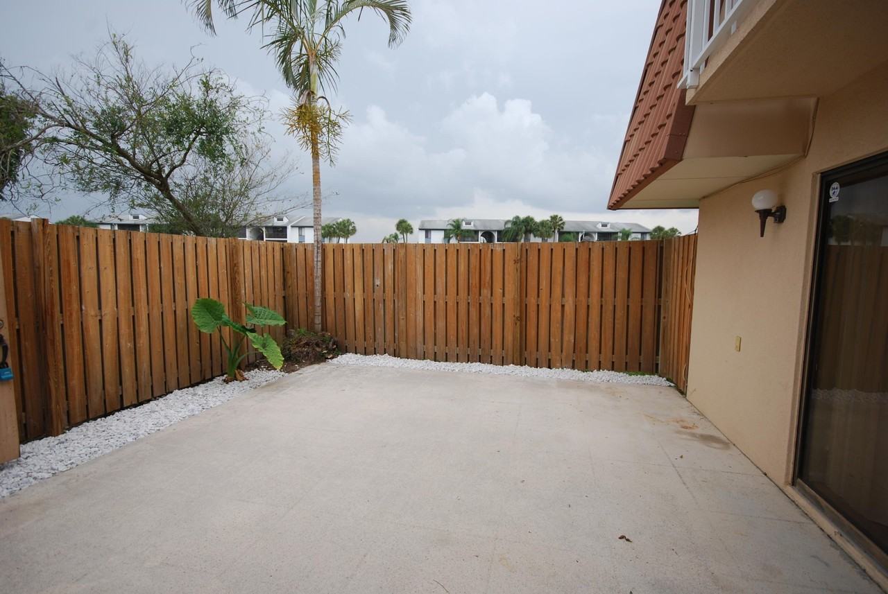 555 Green Springs Pl - Photo 2 of 8