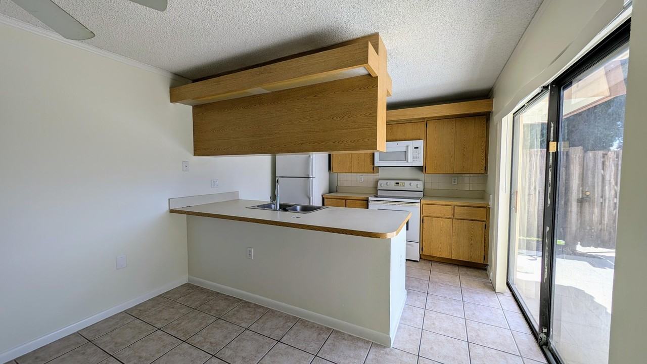 555 Green Springs Pl - Photo 6 of 8