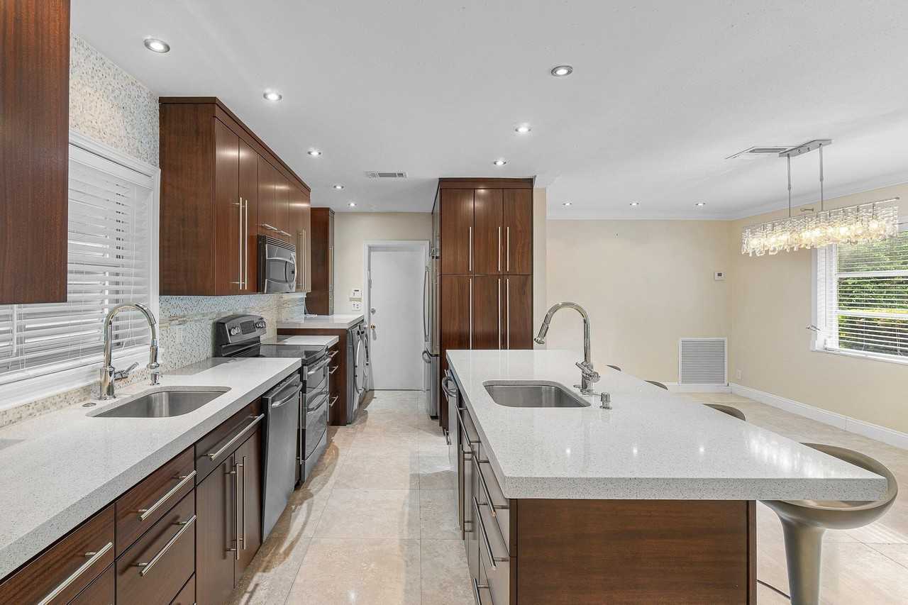 317 Ne 2nd St - Photo 5 of 37