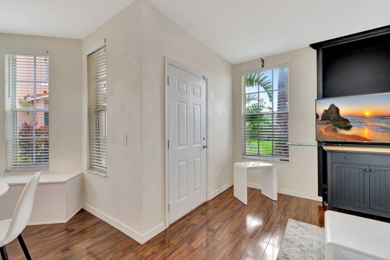 1207 Belmont Pl - Photo 5 of 50
