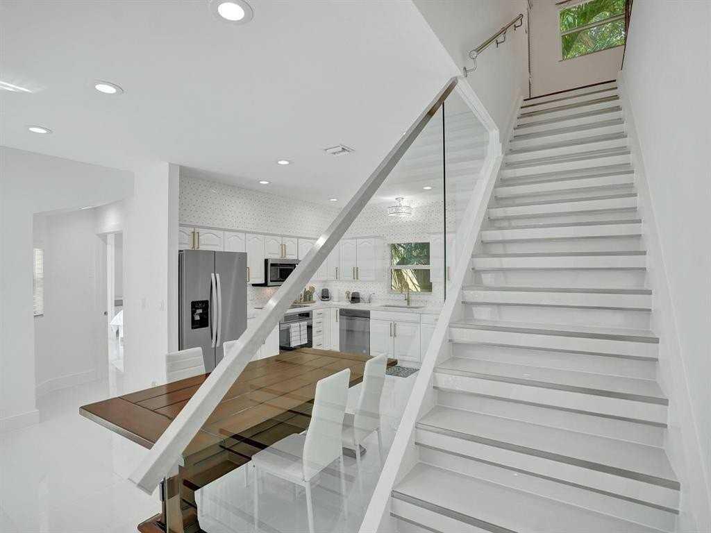 833 Sw 17th St - Photo 3 of 50