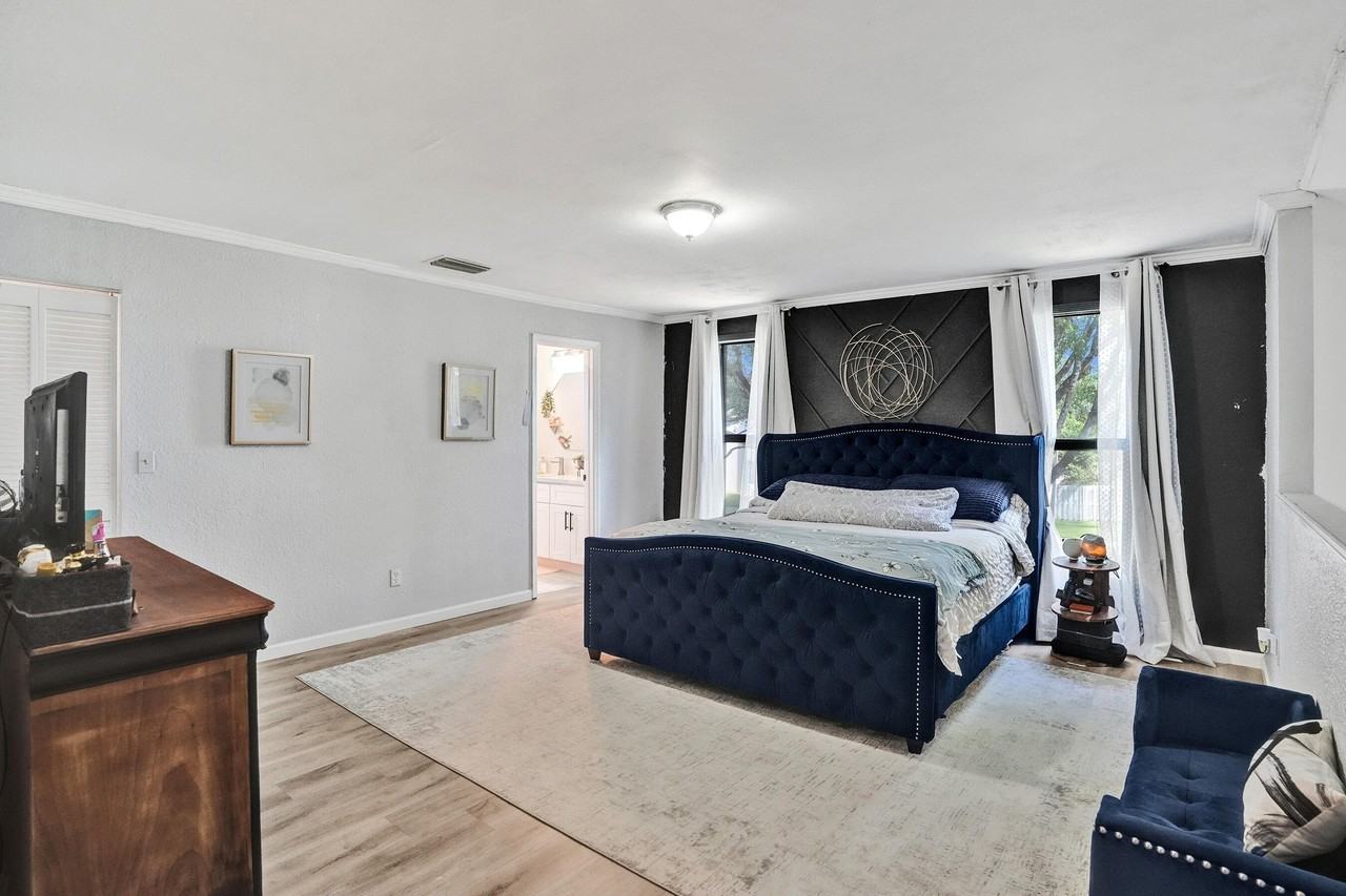 7387 Nw 34th St - Photo 2 of 31
